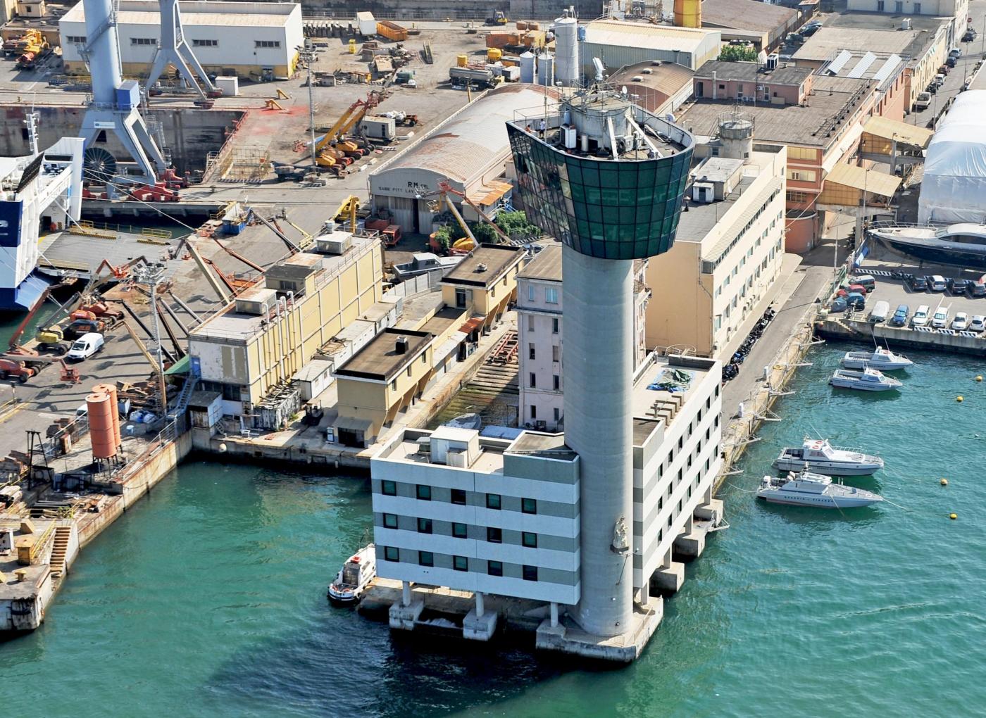 Collision Jolly-Nero Port Genova Control Tower (12)