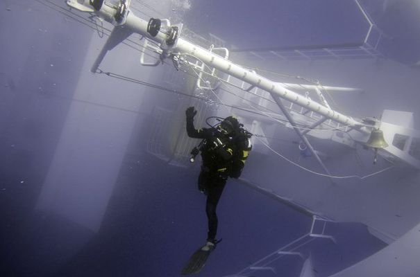 860741 a-carabinieri-scuba-diver-inspects-the-costa-concordia-cruise-ship-which-ran-aground-off-the-west-coast-of-italy-at-giglio-island